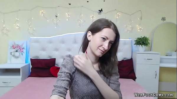 Amateur flashing boobs in bra on solo webcam show