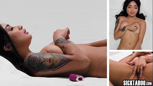 Asian MILF with perfect body Avery Black pleased herself and masturbated