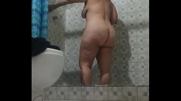 CAMARA OCULTA EN LA DUCHA – ESPIANDO A MI MADRASTRA MADURA