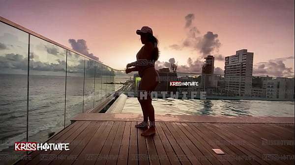 Dançando na beira da piscina do flat