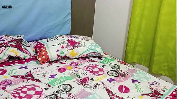 Descubro a Abby masturbandose y me la follo hasta correrse