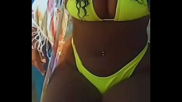 Gordelícia negra peituda gostosa quadril largo na praia