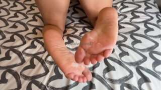 I CUM ON THE SOLE OF MY GIRLFRIEND´S FEET