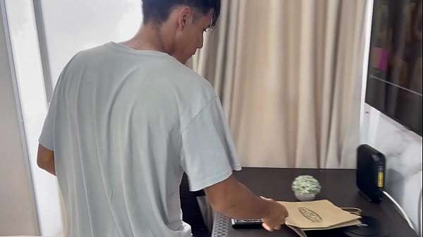 le doy mi gran polla en su cumpleaños 18 a mi pequeña hermanastra. H.L.