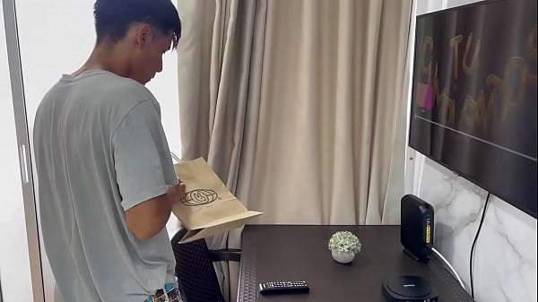 le doy mi gran polla en su cumpleaños 18 a mi pequeña hermanastra