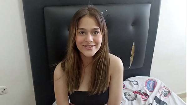 Le doy mi gran polla y una dura follada como regalo de cumpleaños a mi pequeña hermanastra. H.L.