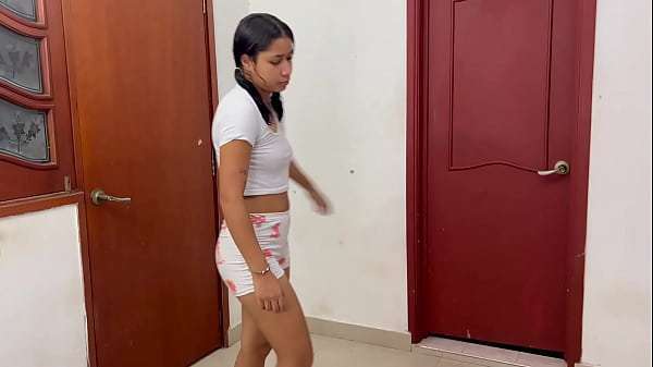 le regalo mi tarjeta de crédito a mi hermanastra a cambio de que me deje correrme en su culo