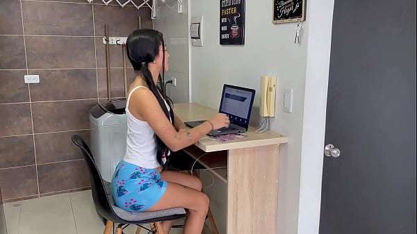 Me aprovecho que mi pequeña hermanastra hace tareas para distraerla y follarmela duro hasta hacerme correr encima de sus libros.