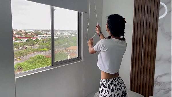 Me aprovecho que mi pequeña hermanastra mira por la ventana, para darle la follada de su vida.