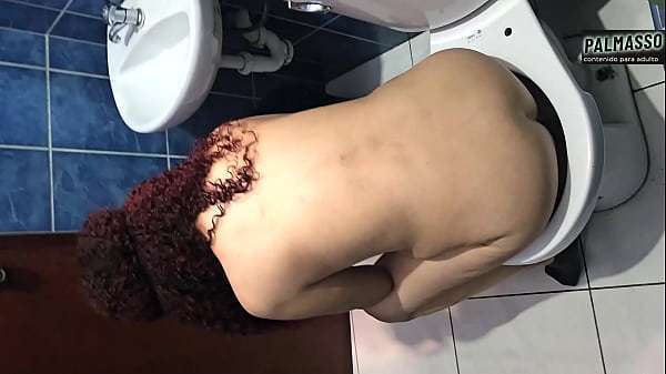 Me follo a LA MAMA DE MI AMIGO,  apenas la vi sola, tuvimos sexo rapidin. Ella me tiene ganas, le gustan los jovenes follamos hasta en el baño y se tomo la corrida