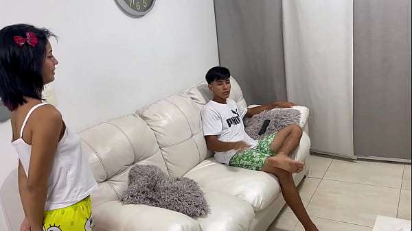 Me follo duro a mi timida hermanastra y le demuestro que no soy gay, termino corriéndome en su culo. H.L.