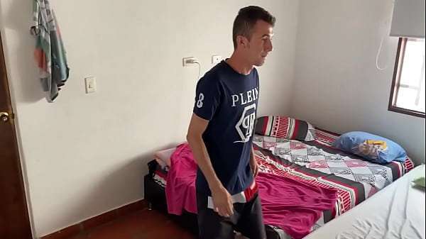 mi padrastro se masturba dentro del closed al verme follar con mi madre