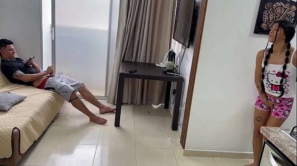 Mi pequeña hermanastra me sorprende masturbándome mientras le reviso la galería de su celular.