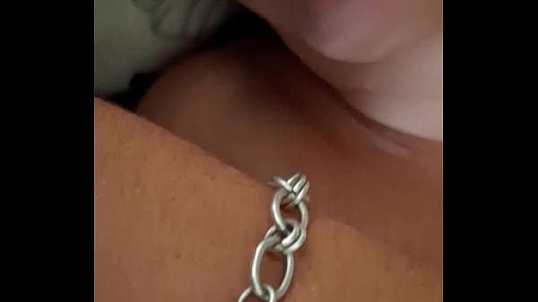 Milf latina madura mamando verga hasta sacarle leche mientras se masturba con virbador