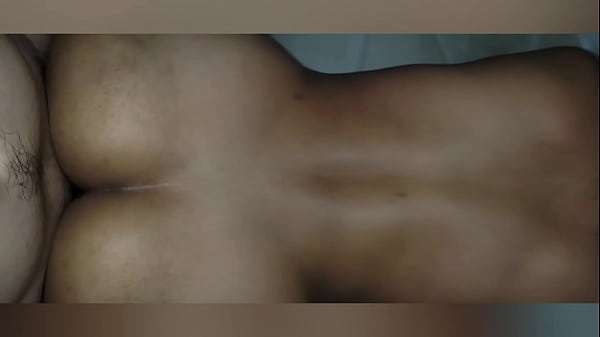 Morena le gusta estar desnuda en su habitación!! Hermanastro cachondo se mete a la habitación de su hermanastra mientras ella descansa!!! La cojo duro y profundo de perrito!!