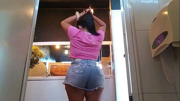 Mujer culona atrapada en el baño del restaurante en caracas