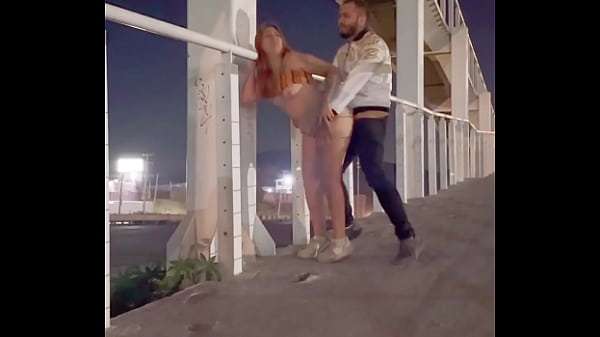 PAREJA COGIENDO EN EL PUENTE