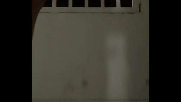 Se exibindo no portão de casa.