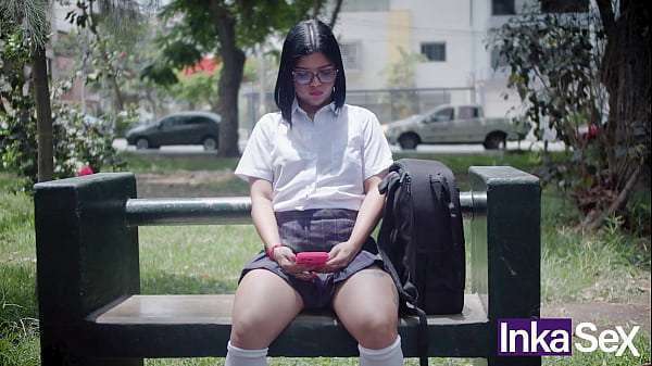 Tímida colegiala de 18 años culona no va a clases y es pillada por desconocido de verga enorme.