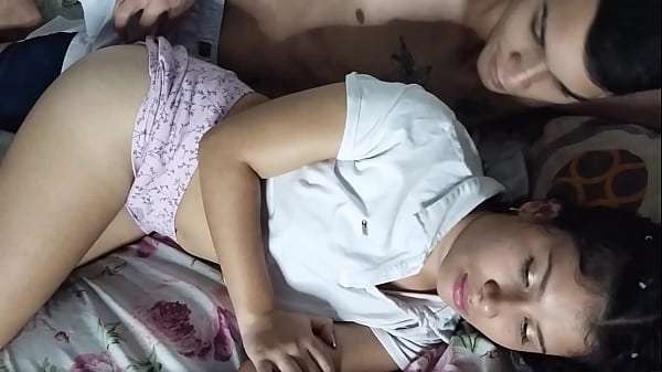 UNA NOCHE DE PELICULAS CON MI PEQUEÑA HERMANASTRA TERMINA EN UNA FOLLADA HARDCORE A SU ESTRECHO COÑO