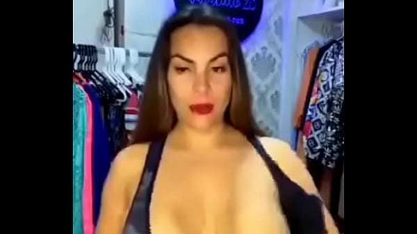 Vendedora enseña de más En Vivo