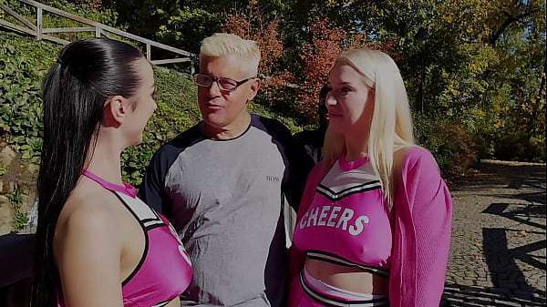 VERA JARW & LADY GANG – CUCKOLD COACH Made to Watch BUSTY CHEERLEADERS DOUBLE VAGINA (DV) FOURSOME – VR Video – Part 1
