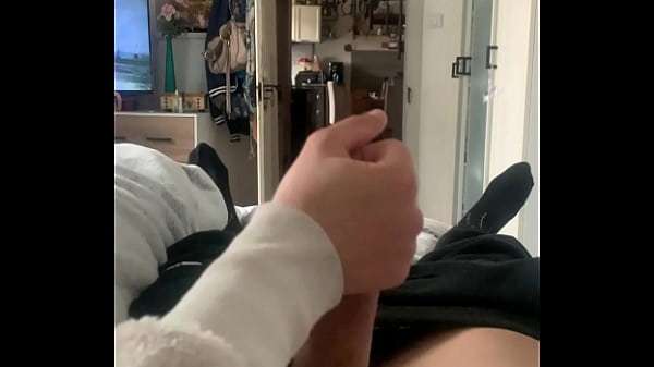 VIDEO TEST | La mia ragazza mi fa una sega da annoiata mentre guarda “Cucine da incubo Italia” in TV