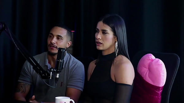 Adora fazer stripper, contou como conheceu o namorado, e o pau não fica duro fácil – Val Mineirinha no Swing Cast (SHEER/RED)