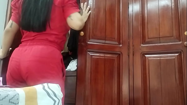 Cambio de vestimenta con una criada voluptuosa