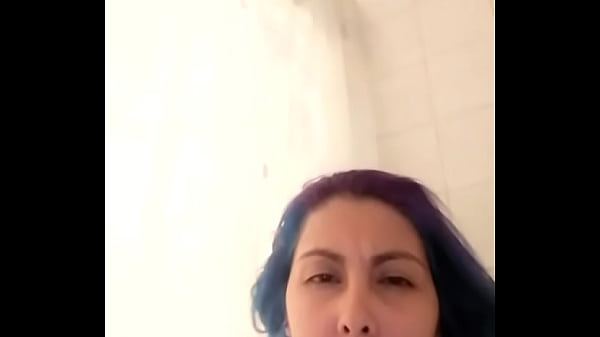 Chilena hace live mientras se baña