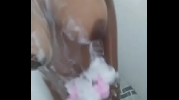 Colombiana bañandose