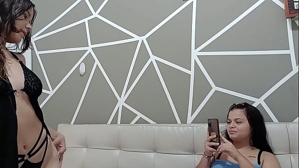 cumplo el fetiche de mi hermanastra y la hago venir a chorros follandola con mis pies… H.L.