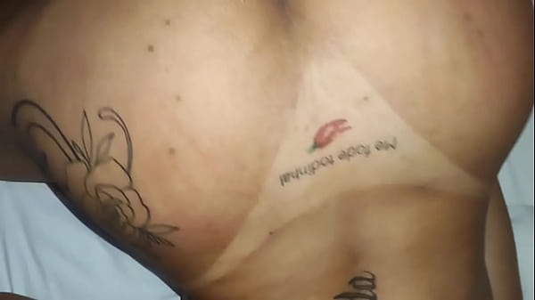 Esposa safada de quatro dando gostoso pro marido corno