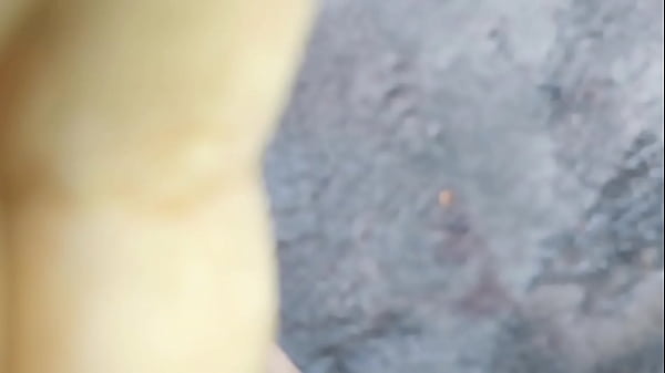 Exhibiendo me mientras orino