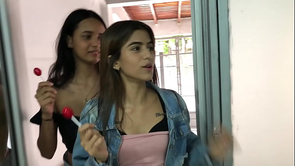 Hermanastra bisexual se ponen cachondas después de llegar de fiesta gran lésbico