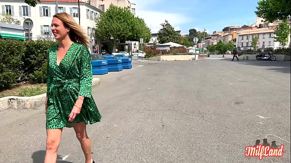 Julie, blonde coquine, réalise l’une de ses envies Part 1