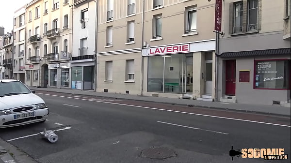 Kim, milf aux gros seins, baise deux jeunots