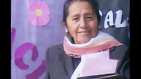 La seño Mercedes Valentina dándose una ducha