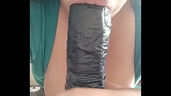 Macarena alias Mariela sanchez chupando dildo