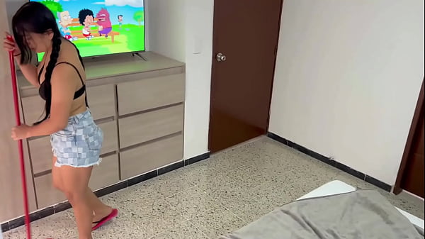 Me pongo bien cachondo al ver a mi hermanastra limpiar mi cuarto, me pide a cambio de limpiar sexo duro. H.L.