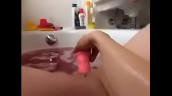 Meine Freundin fickt sich in der Badewanne