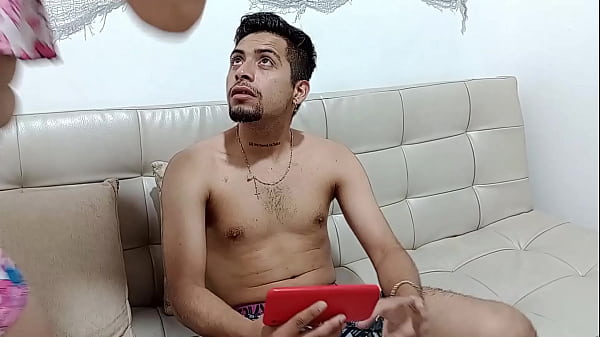Mi hermanastra me sorprende masturbandome viendo porno y terminamos follando.