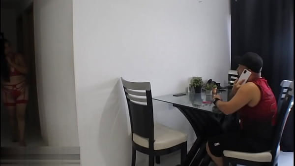 Mi madrastra Hot Milf me descubre y a cambio de no delatarme hace un rico trato pidiendome que la folle porque su marido no la complase – Porno En Español