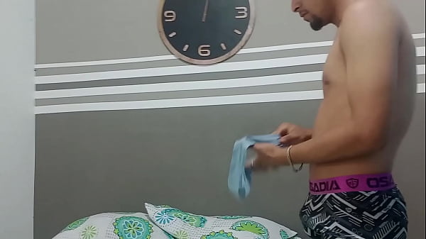 Mi tímida hermanastra me sorprende masturbándome con su ropa interior y me la follo duro hasta correrme en su culo.