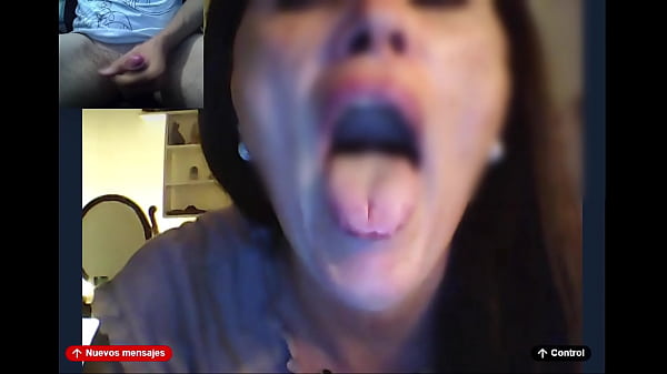 Milf caliente me saca la leche y la pide en su cara por videollamada