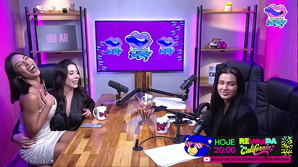 Morena gostosa disse ser selvagem e ficou molhadinha no podcast