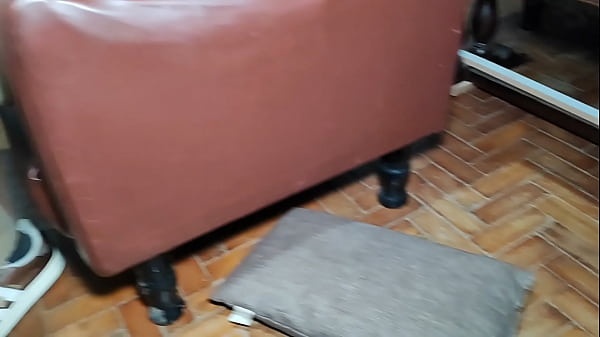 negao gringo jogando vídeo game, e a ninfeta loirinha veio dar a buceta enquanto ele joga