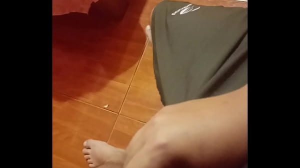 Pequeña hermanastra distraída, ella no se da cuenta y me masturbo Me descubre pero no se enoja, dice que si la pongo muy cachonda podré comérmela ¡Qué rico saca la cola de perrito, esta bien grandecita!