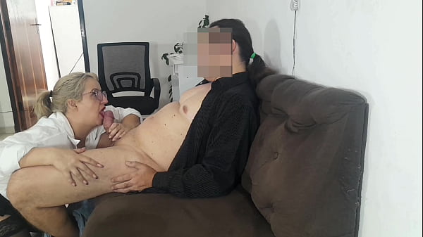 Secretária usa sua bunda gostosa para acalmar cliente