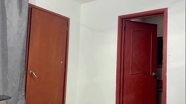 sorprendo a mi hermosa hermanastra masturbandose con mi ropa interior y termino follandola muy duro1PT